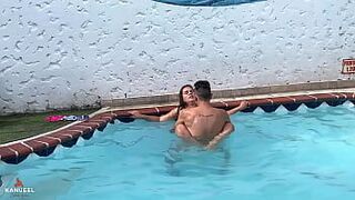 СОСЕДКА ПРИХОДИТ НА СОЛНЦЕ, И Я СОБЛАЗНУЮ ЕЕ СДЕЛАТЬ МНЕ ВКУСНЫЙ МИНЕТ В БАССЕЙНЕ - порно видео