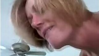 Бабушка делает неаккуратный минет - порно видео
