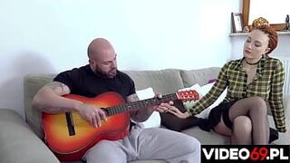 Польское порно - Учимся играть на гитаре - порно видео