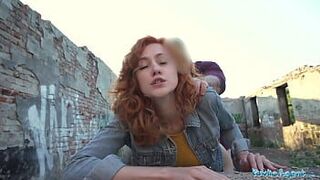 Публичный агент Сексуальная рыжая официантка сосет член и трахается раком на улице публично - порно видео