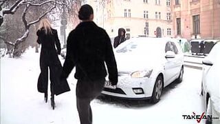 Три красотки подкрадываются к чуваку-любителю в машину для хорошего траха - порно видео