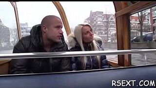 Шикарная проститутка надевает презерватив на член и дает орально поработать - порно видео