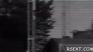 Черная красотка сосет большой член - порно видео