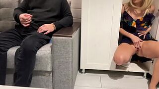 Мачеха шпионит за пасынком, смотрящим порно, дрочит и трахает его - порно видео