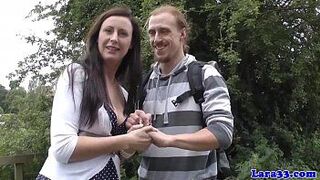 Стильная британская зрелая принимает два жестких члена - порно видео