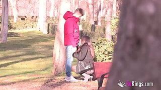 Люсия Ньето вернулась в ФАКИНГ, чтобы отсосать члены незнакомца прямо в общественном парке - порно видео