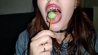 Облизала чупа чупс думая что это член моего ёбыря - порно видео